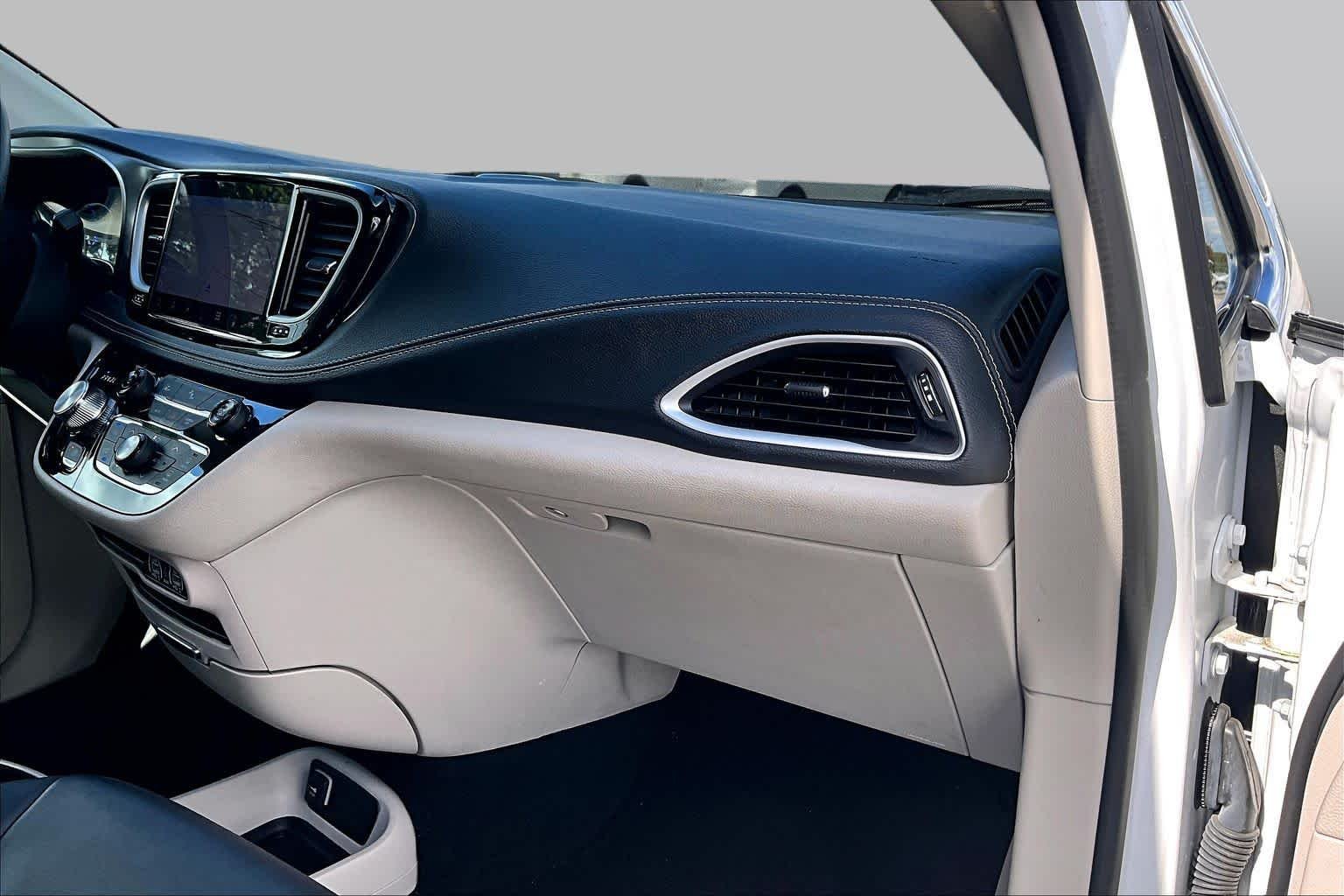 Used 2024 Bright White Clearcoat Chrysler Hybrid Select image 19