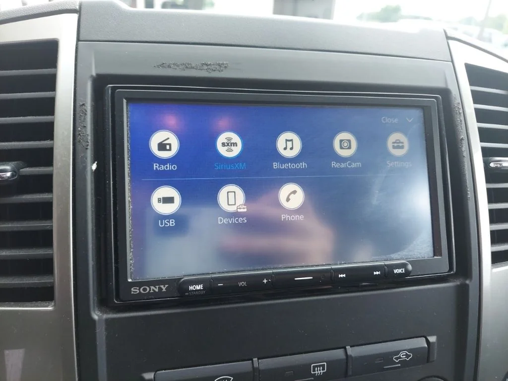 Used 2011 White Nissan SL image 25