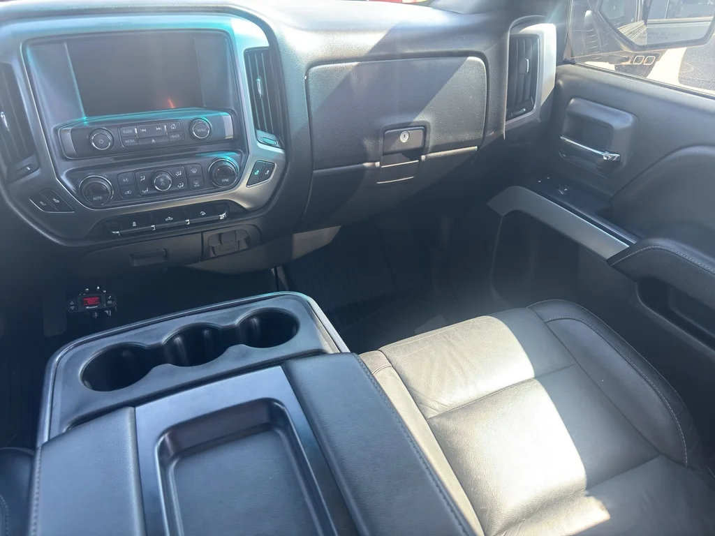 Used 2018 GRAPHITE METALLIC Chevrolet LT image 16