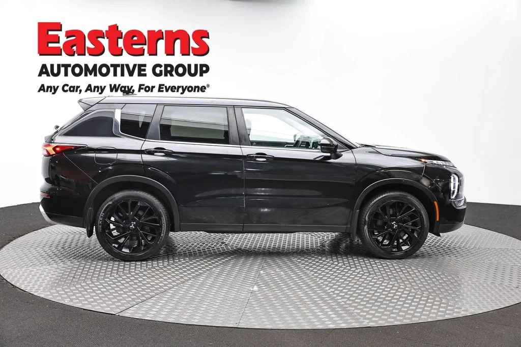 Used 2024 Black Mitsubishi SE image 4