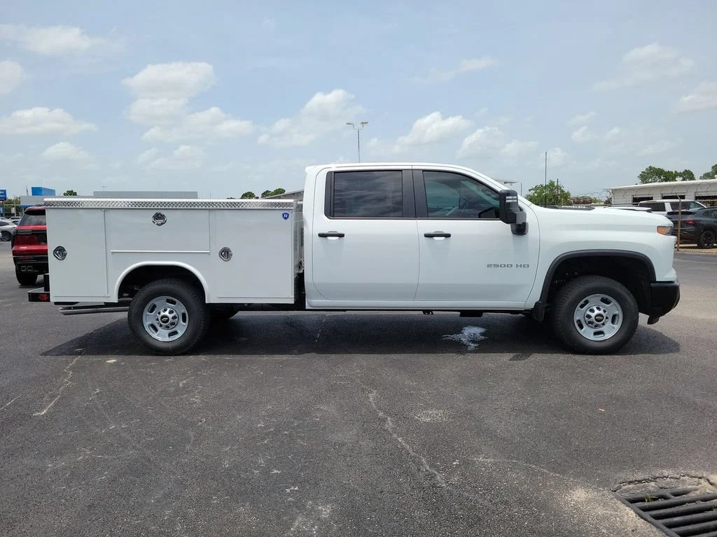 New 2026 Summit White Chevrolet WT image 10