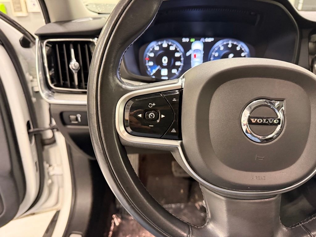Used 2022 White Volvo  image 13