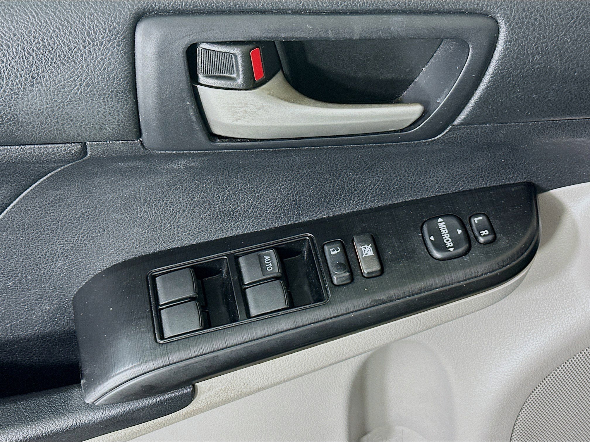 Used 2012 Classic Silver Metallic Toyota L image 14