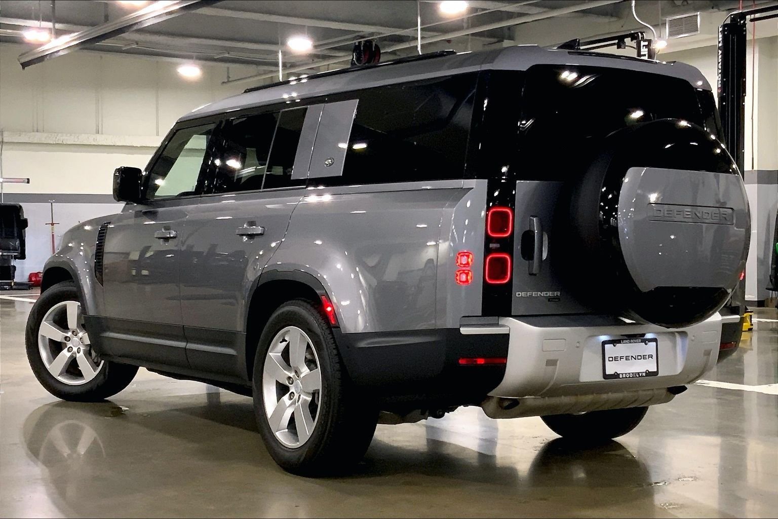 Used 2023 Eiger Gray Metallic Land Rover SE image 11