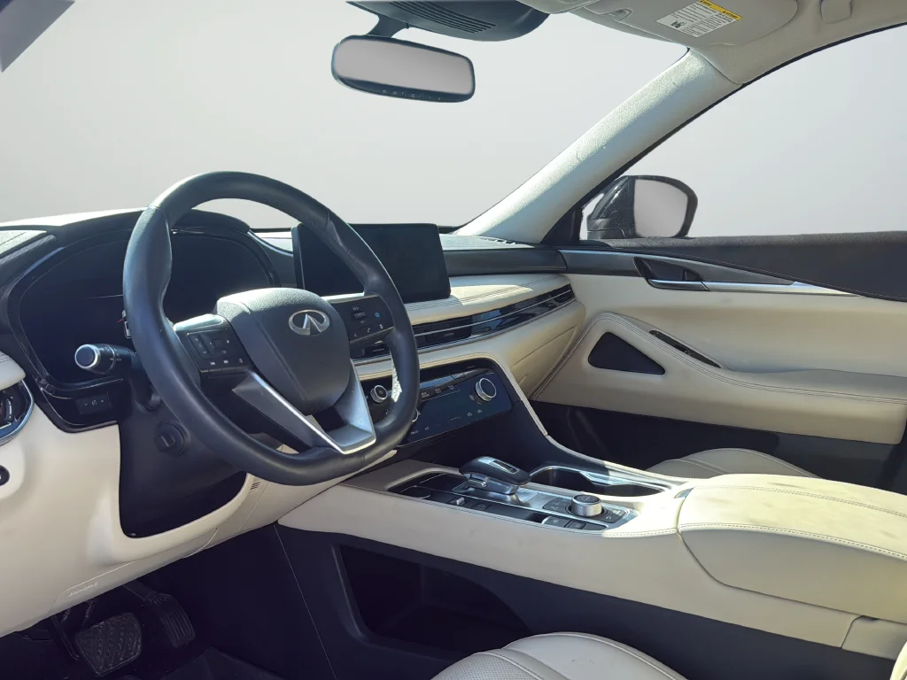 Used 2022 White INFINITI LUXE image 9