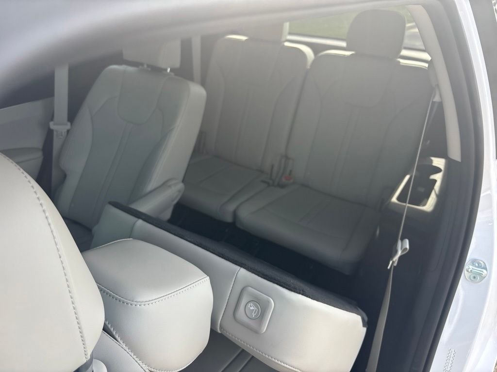 Used 2023 White Kia X-Line EX image 39
