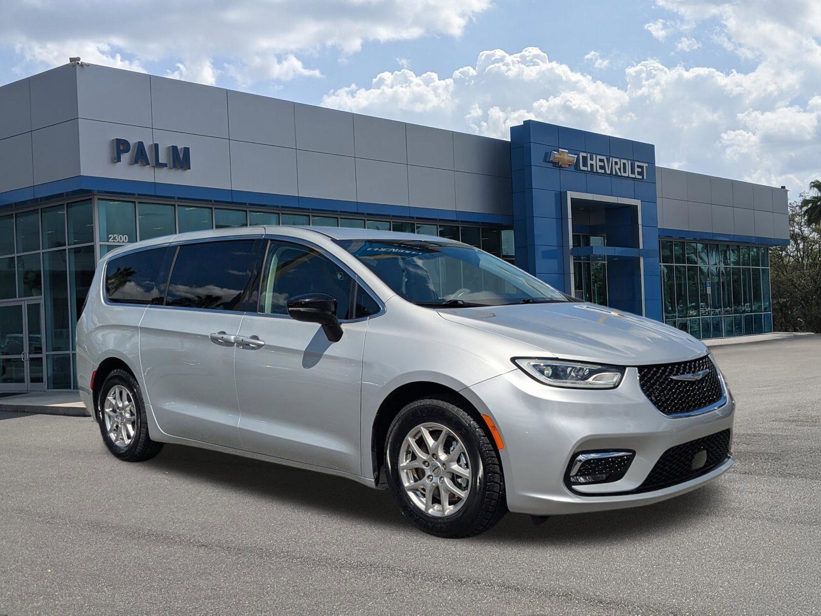 2024 Chrysler Pacifica Touring L's photo