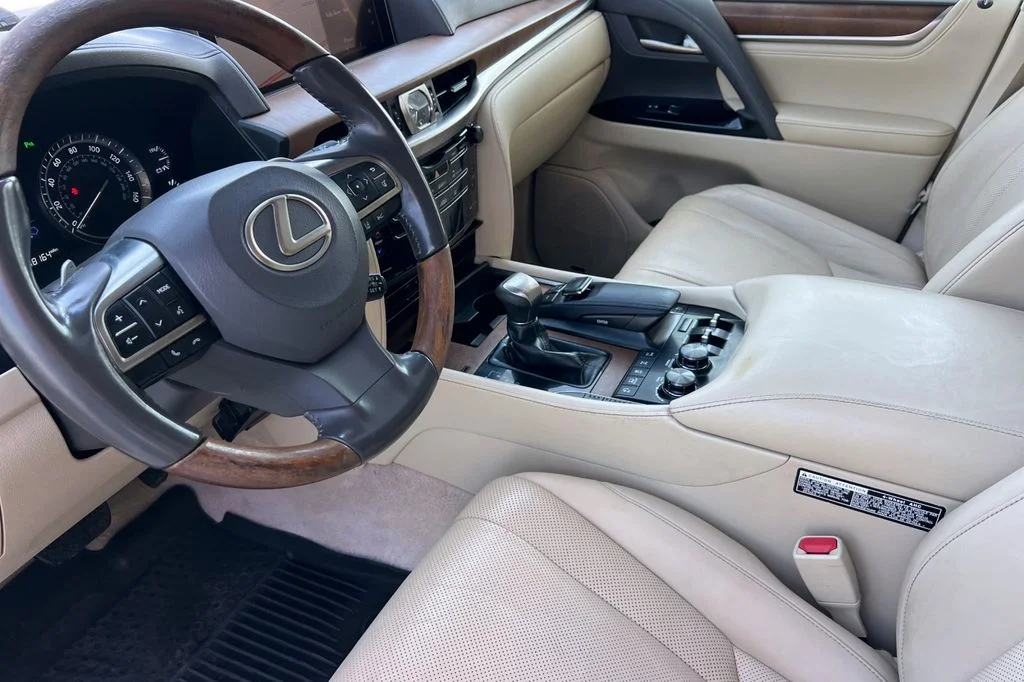 Used 2017  Lexus 570 image 12