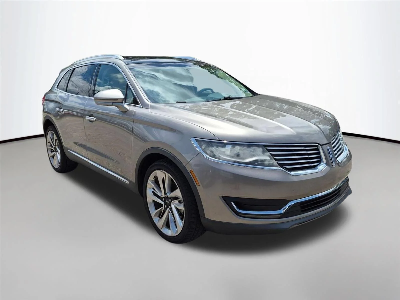 Used 2017 Palladium White Gold Metallic Lincoln Reserve image 3