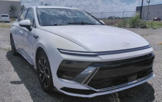 Used 2024 White Hyundai SEL image 2