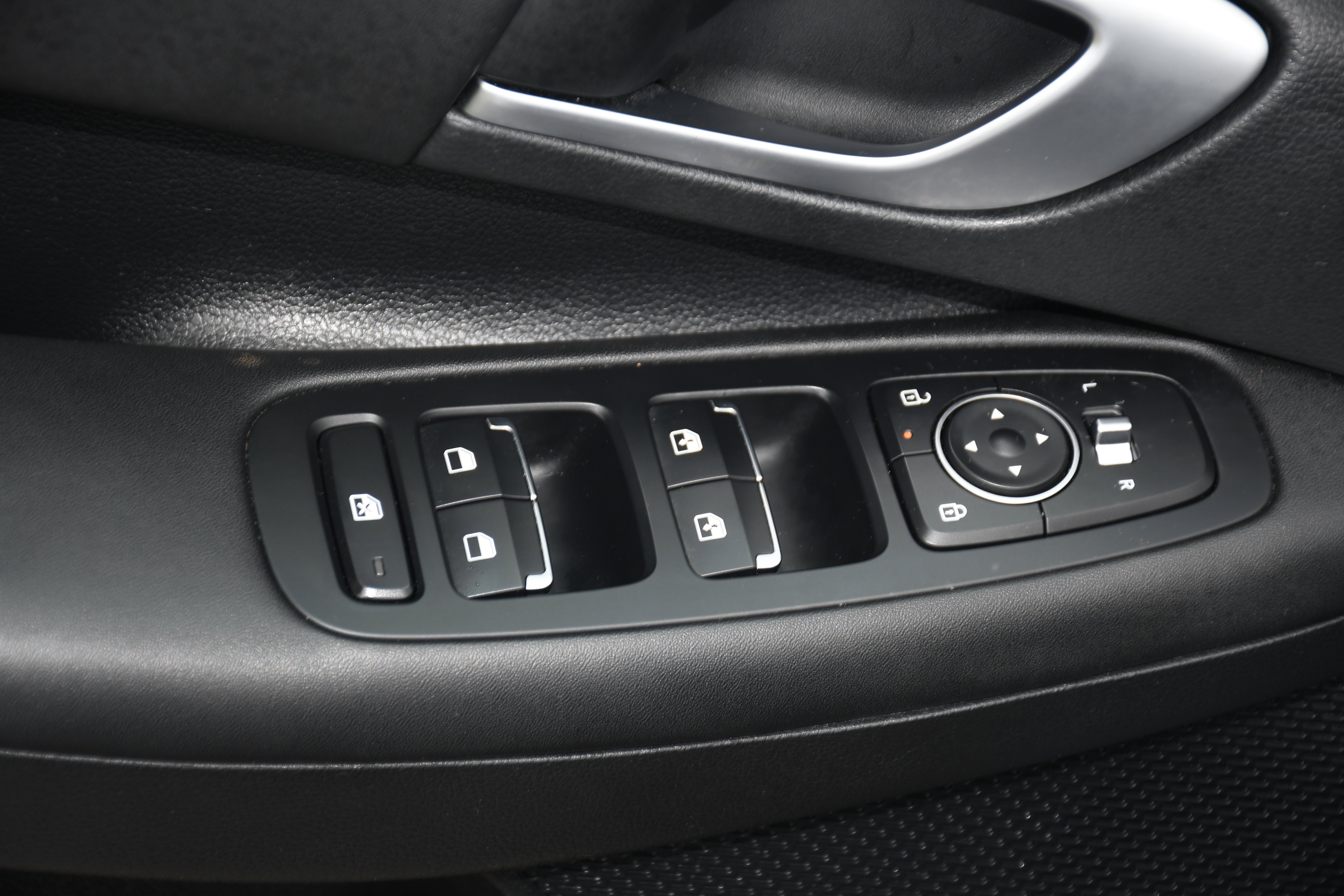 Used 2025 Blue Hyundai SEL image 10
