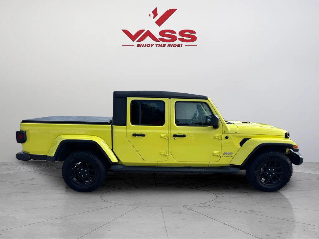Used 2023 High Velocity Clearcoat Jeep Overland image 6