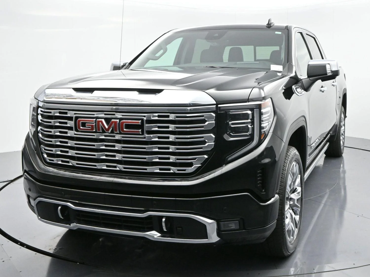 Used 2025 Onyx Black GMC Denali image 3