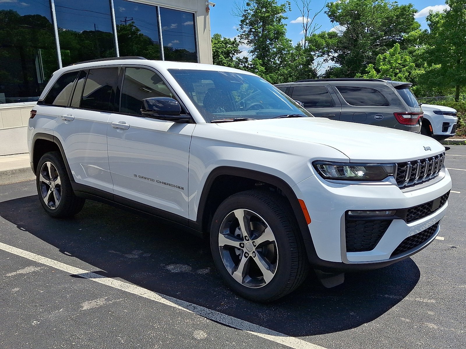 New 2026 Bright White Clear-Coat Exterior Paint Jeep Limited image 2