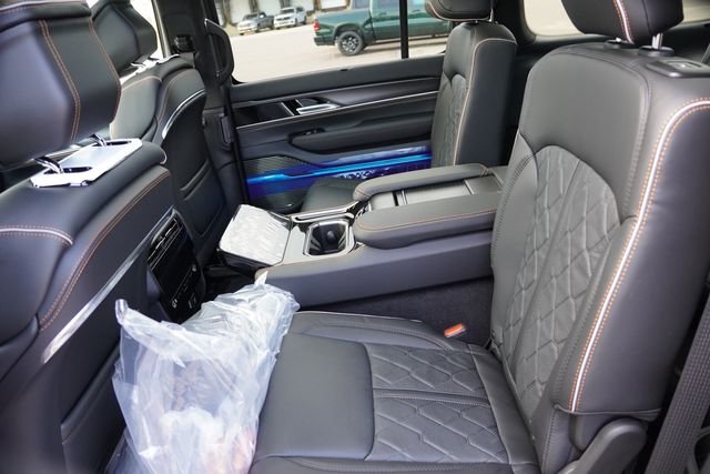New 2026 Baltic-Gray Metallic Clear-Coat Exterior Paint Jeep Summit Reserve image 11