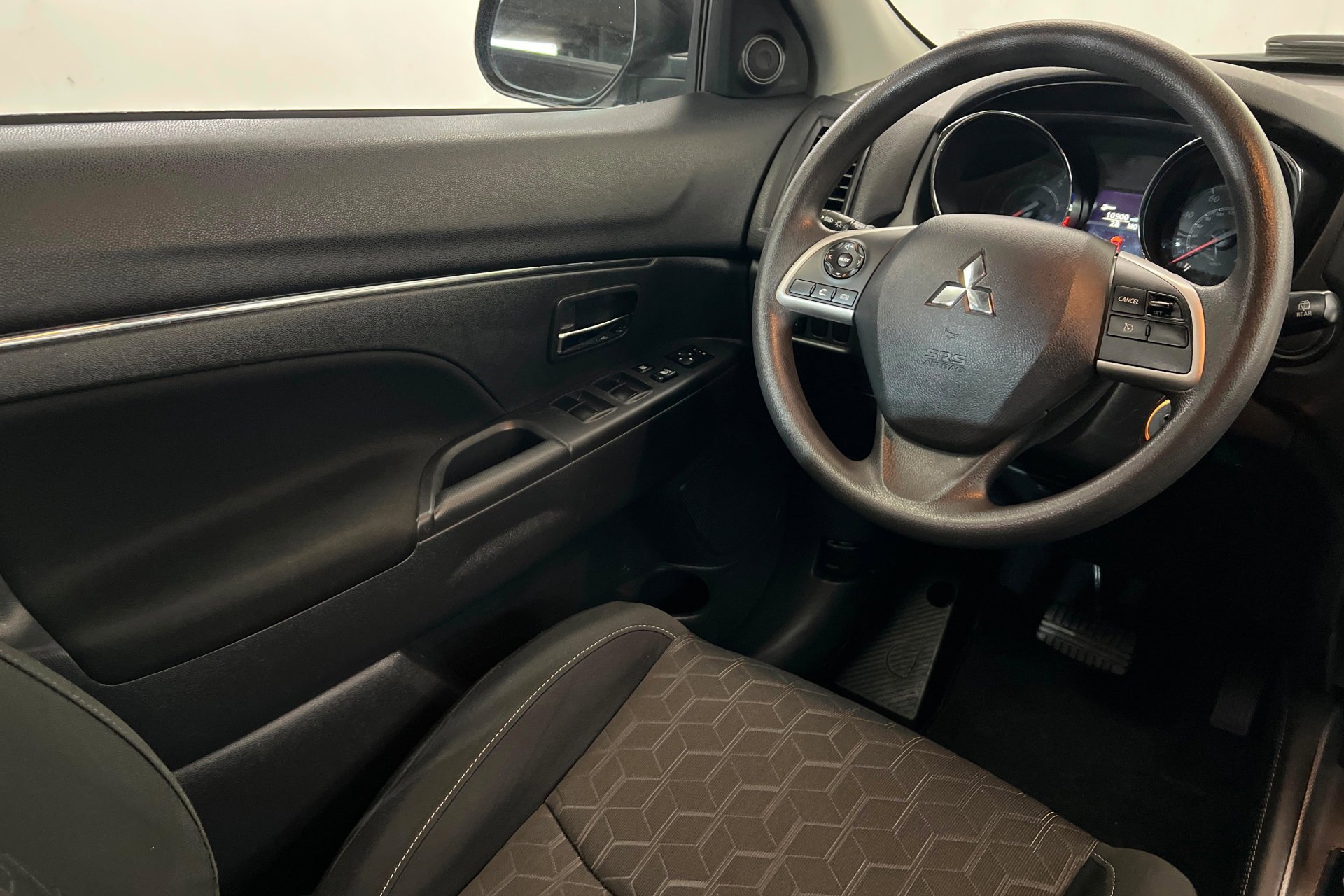 Used 2025 Silver Mitsubishi 2.0 ES image 12