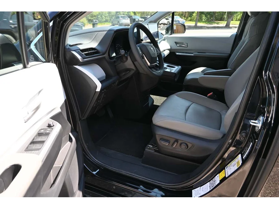 2025 Toyota Sienna XLE - Photo 13