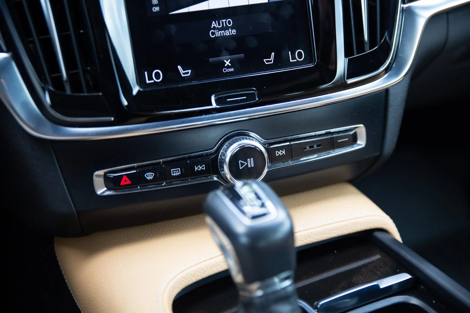 Used 2018  VOLVO  image 13