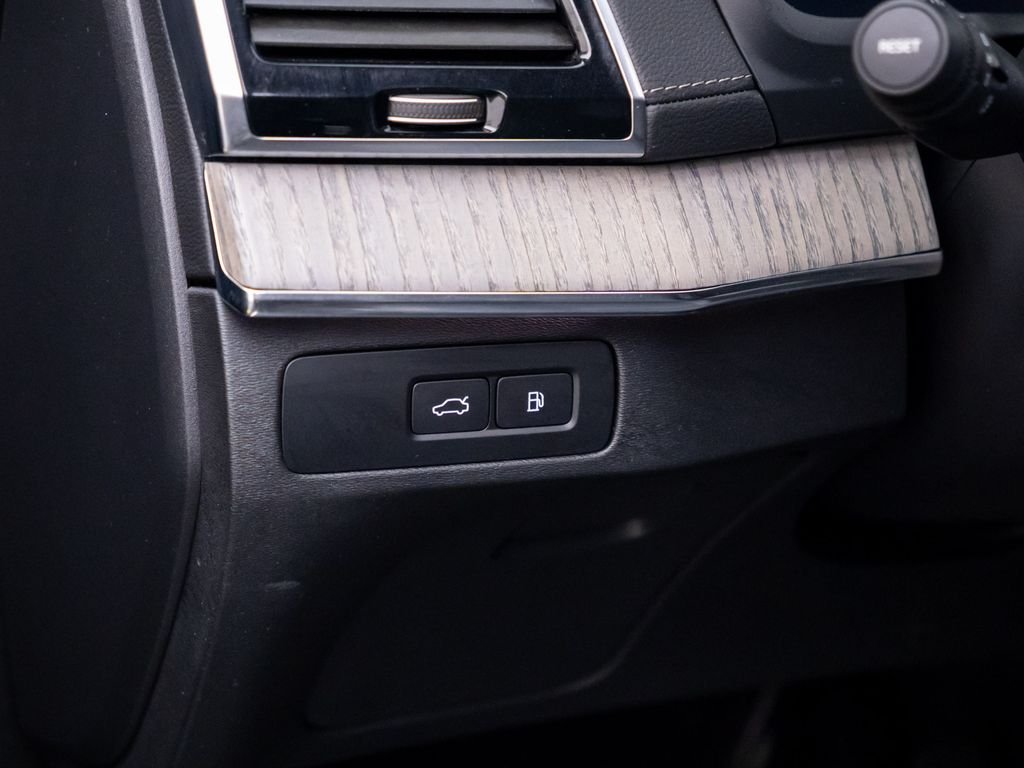 Used 2024 Onyx Black Metallic Volvo Ultimate image 22