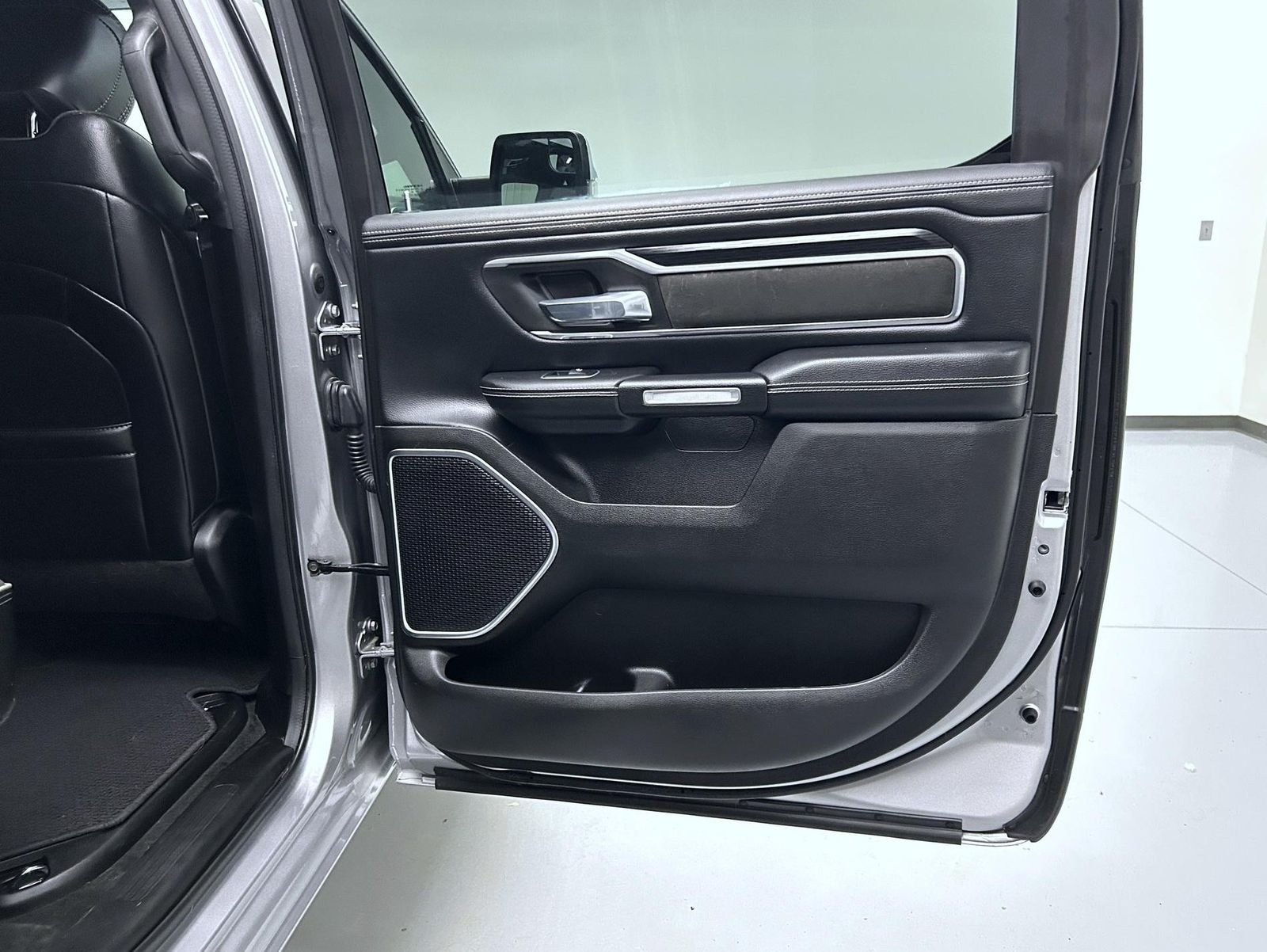 Used 2023 Silver Ram Laramie image 17