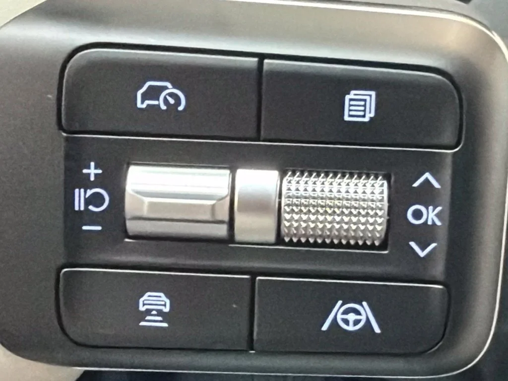 New 2027 Shimmering Silver Hyundai SEL image 22