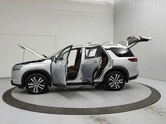 Used 2025 Silver Nissan Platinum image 12