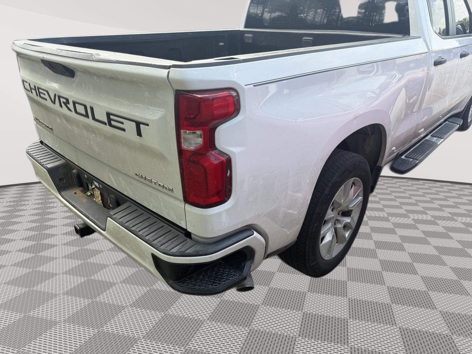 Used 2019 Silver Ice Metallic Chevrolet Custom image 5