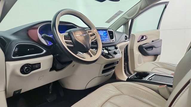 Used 2017 Silver Chrysler Limited image 16