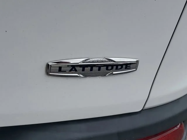 Used 2018 White Jeep Latitude Plus image 27
