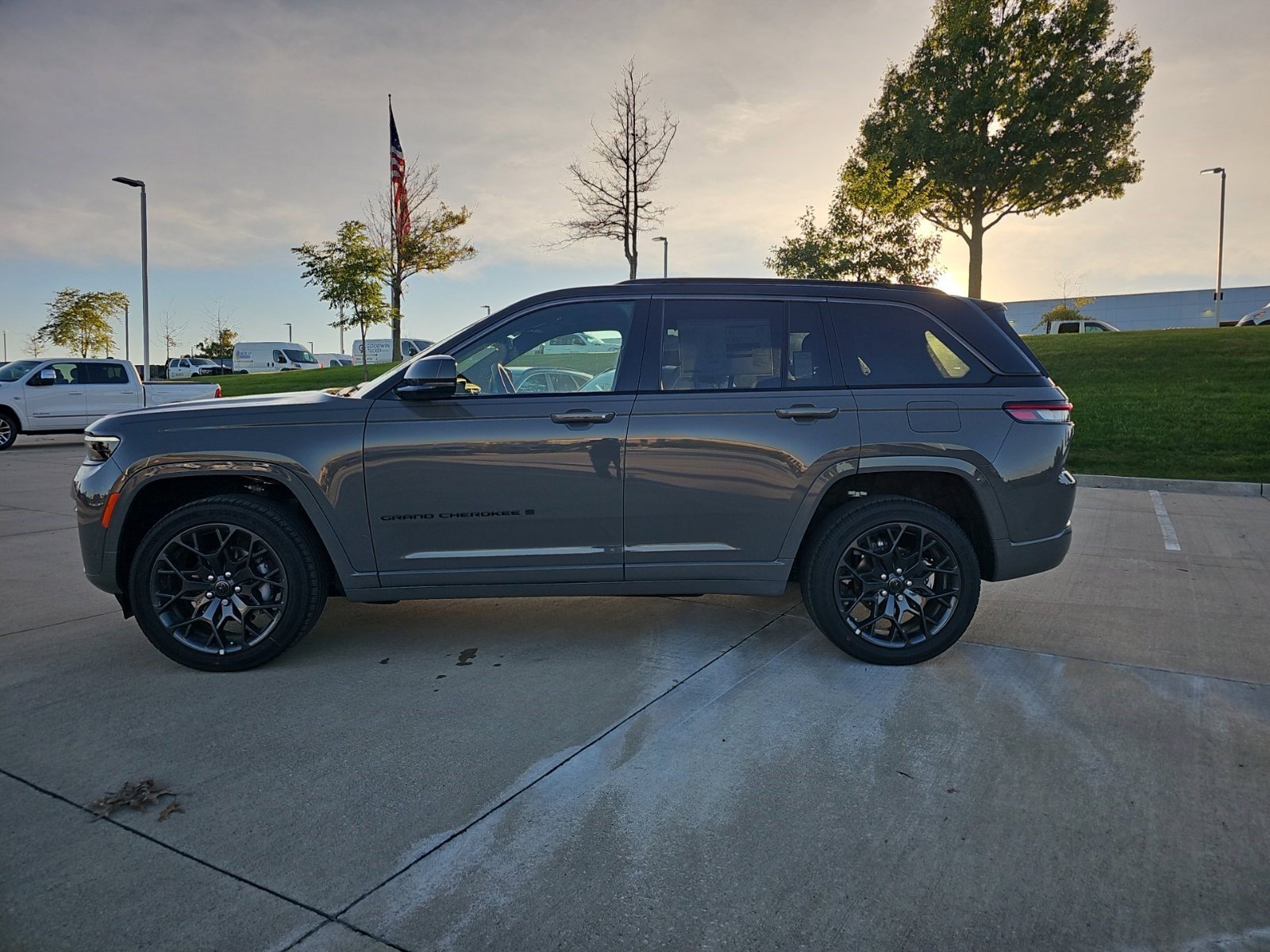 New 2027 Sting-Gray Clearcoat Jeep Summit image 2