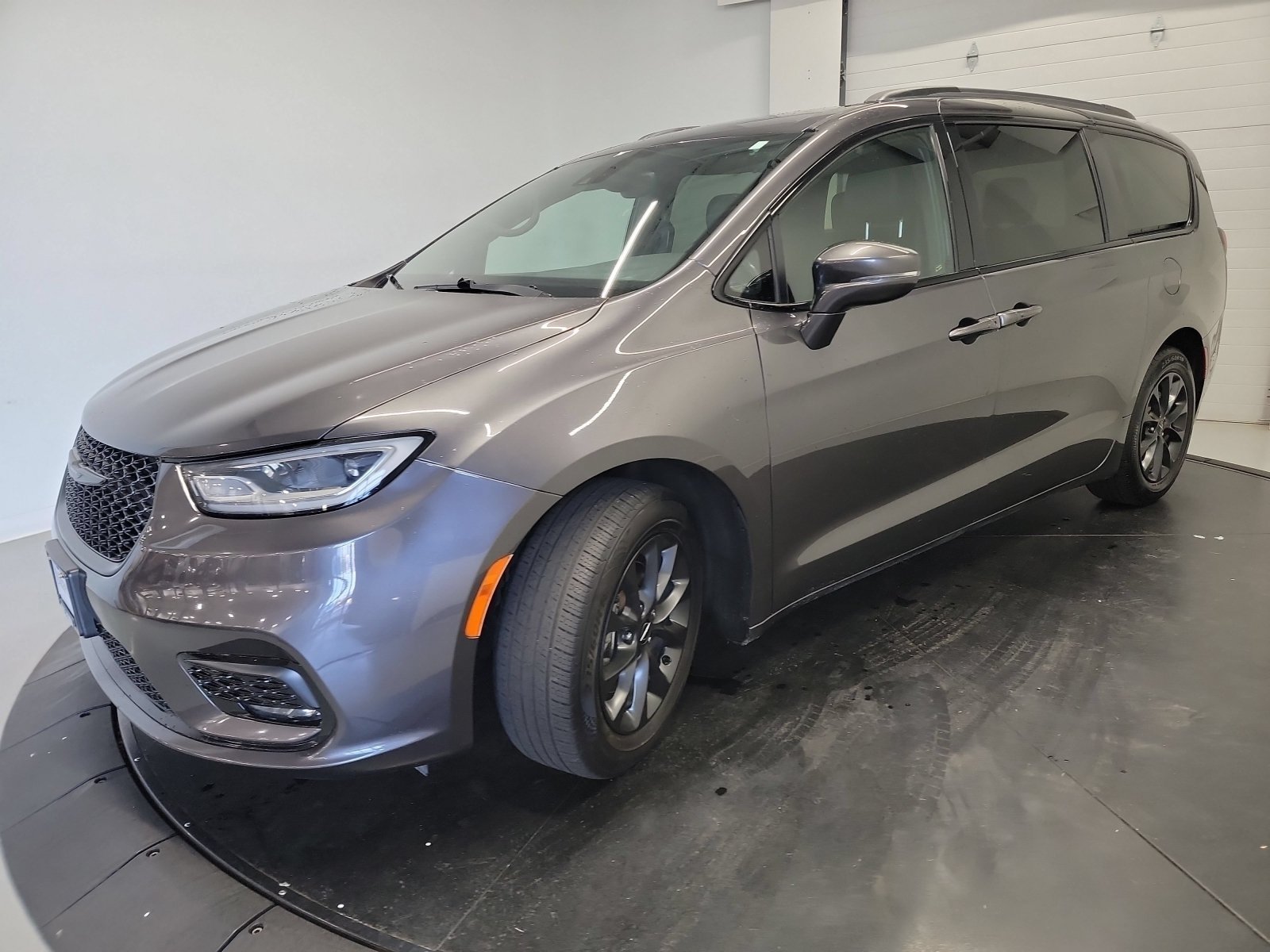 Used 2021 Granite Crystal Metallic Clearcoat Chrysler Touring L image 3