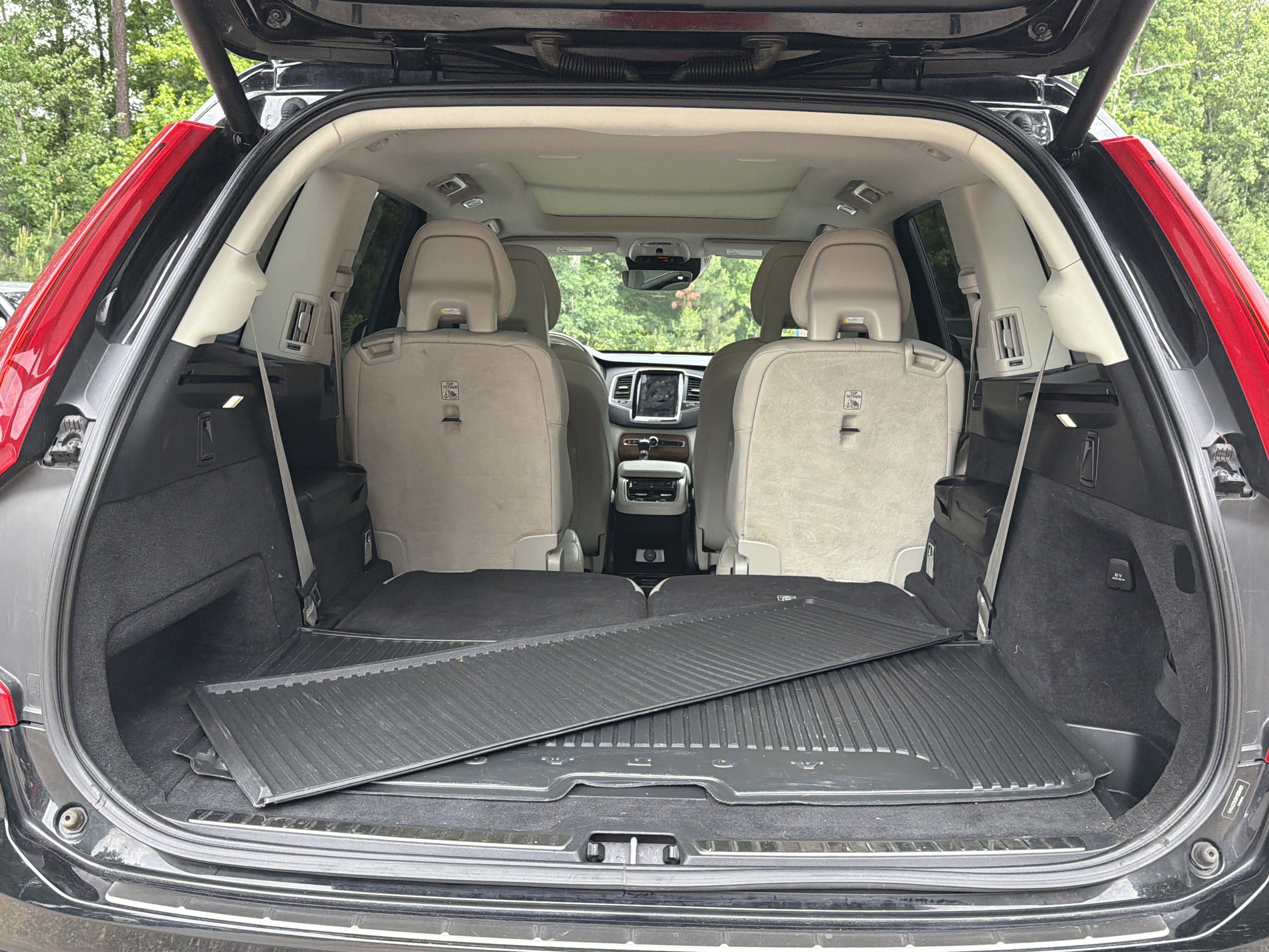 Used 2021 Onyx Black Metallic Volvo Momentum image 24