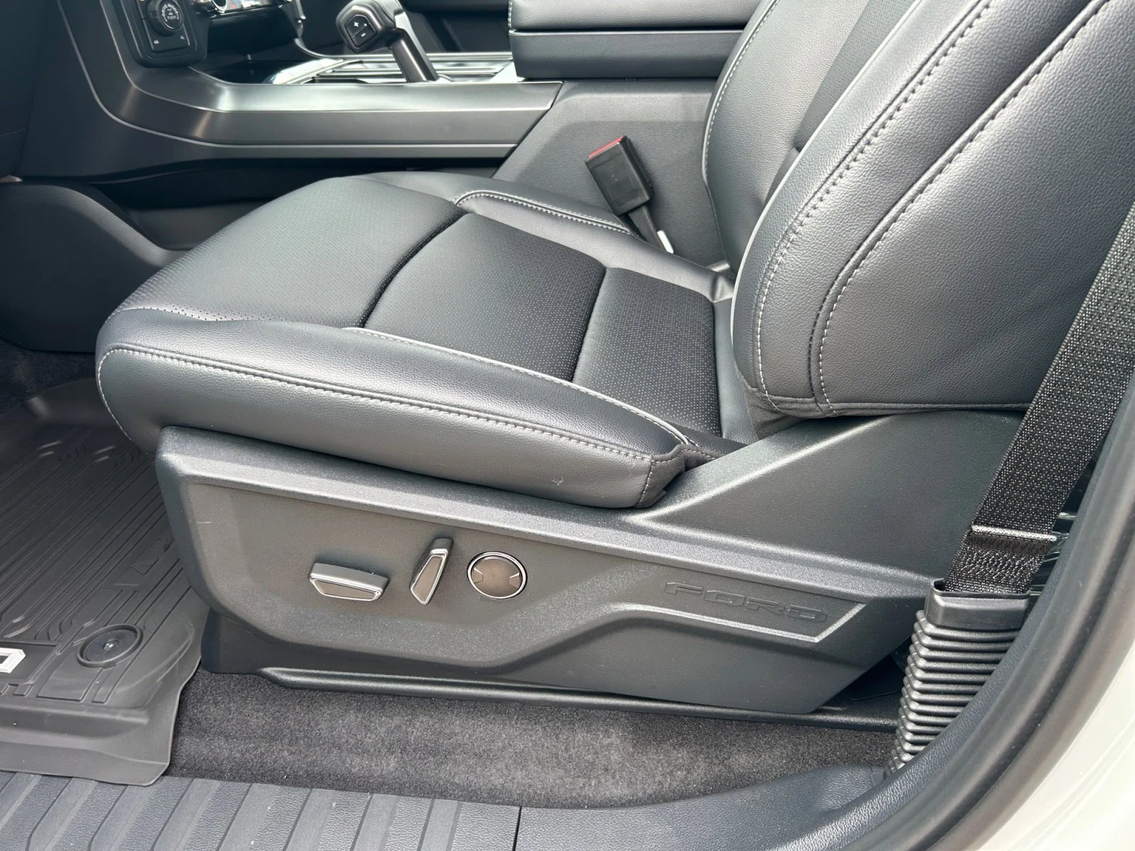 New 2026 Avalanche Ford Lariat image 15