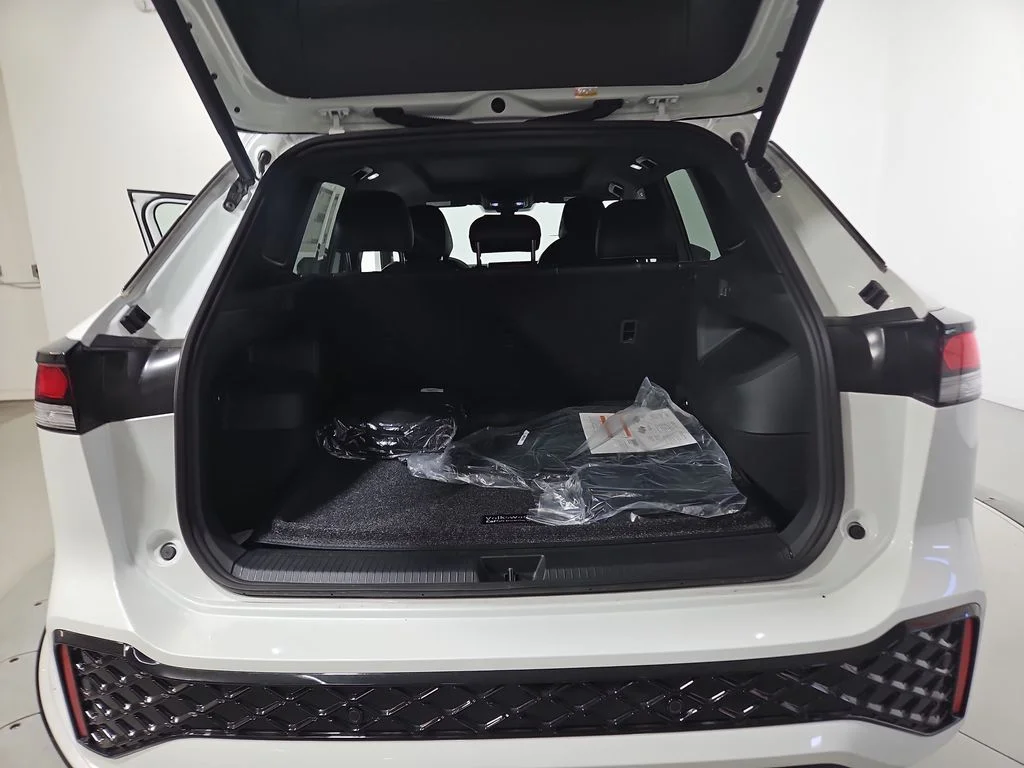 New 2026 White/off-white Volkswagen 2.0T SE R-Line Black image 21