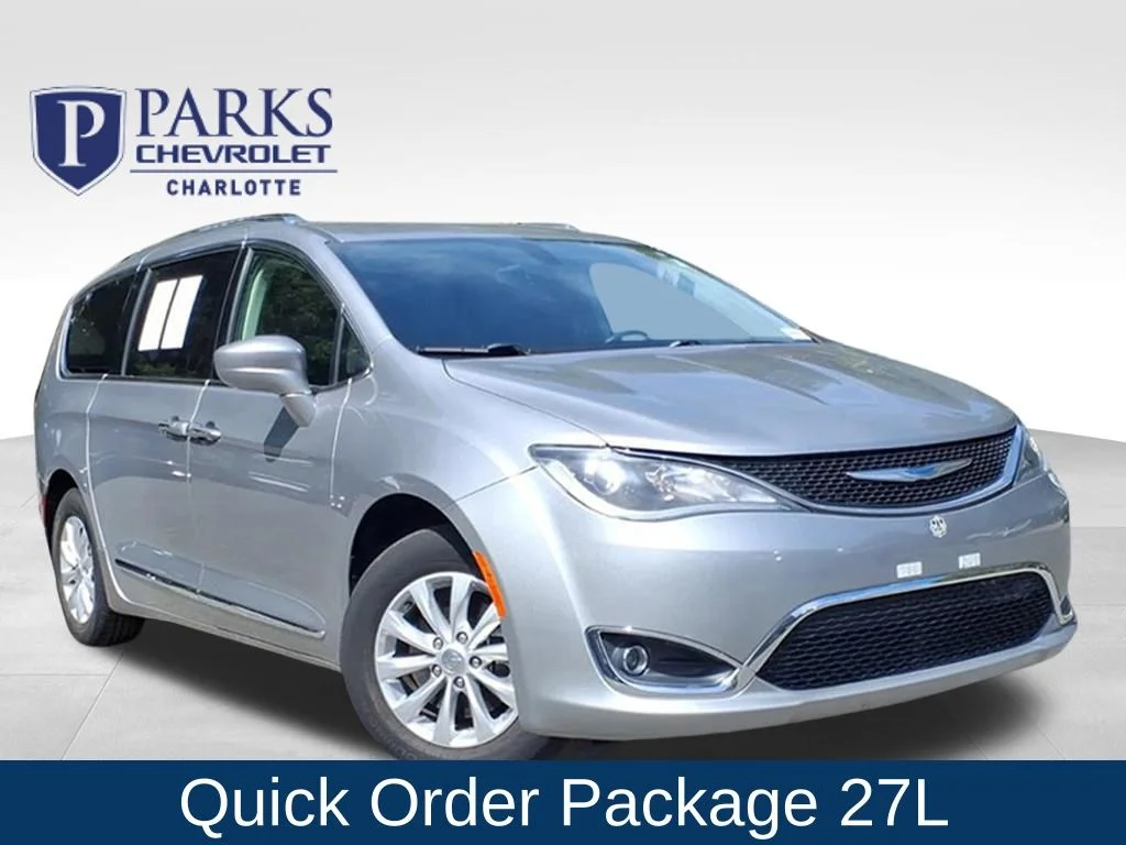 2018 Chrysler Pacifica Touring L's photo