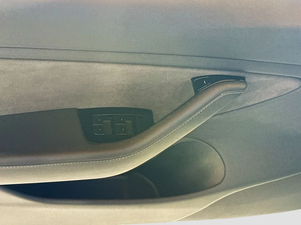 Used 2019  Tesla Standard Range Plus image 19