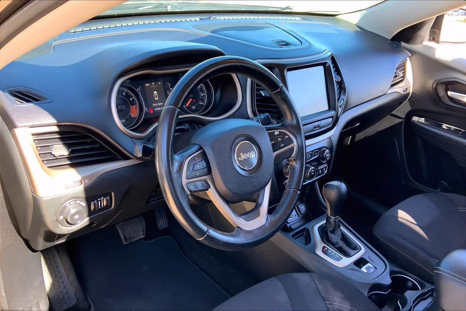 Used 2015 Granite Crystal Metallic Clearcoat Jeep Latitude image 16