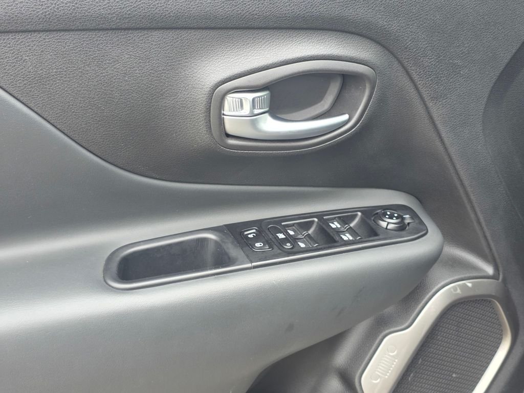 Certified Used 2022 Gray Jeep Latitude image 14