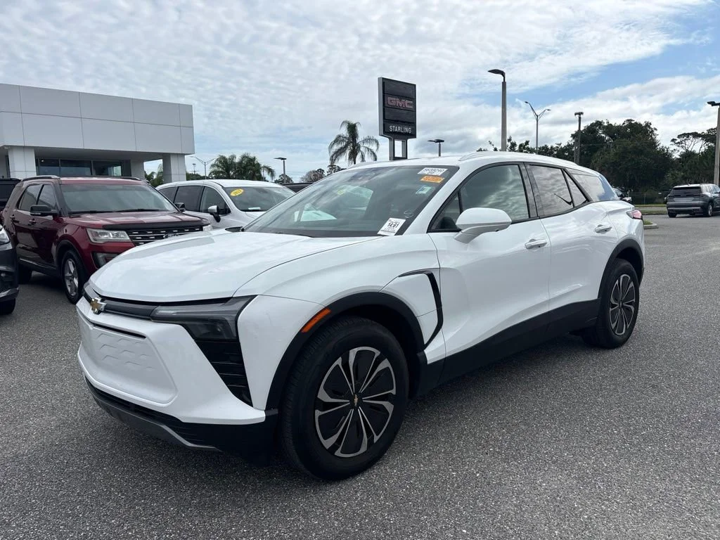 Used 2024 Summit White Chevrolet LT image 1