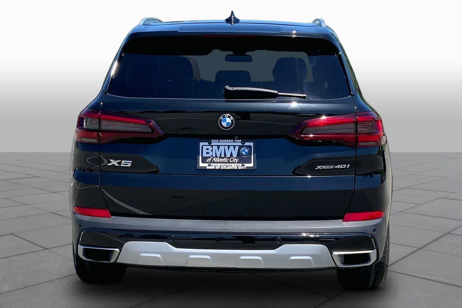 Used 2021 Black Sapphire Metallic BMW xDrive40i image 4