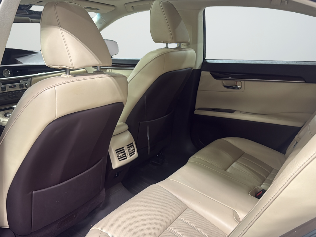 Used 2017 White Lexus 350 image 23