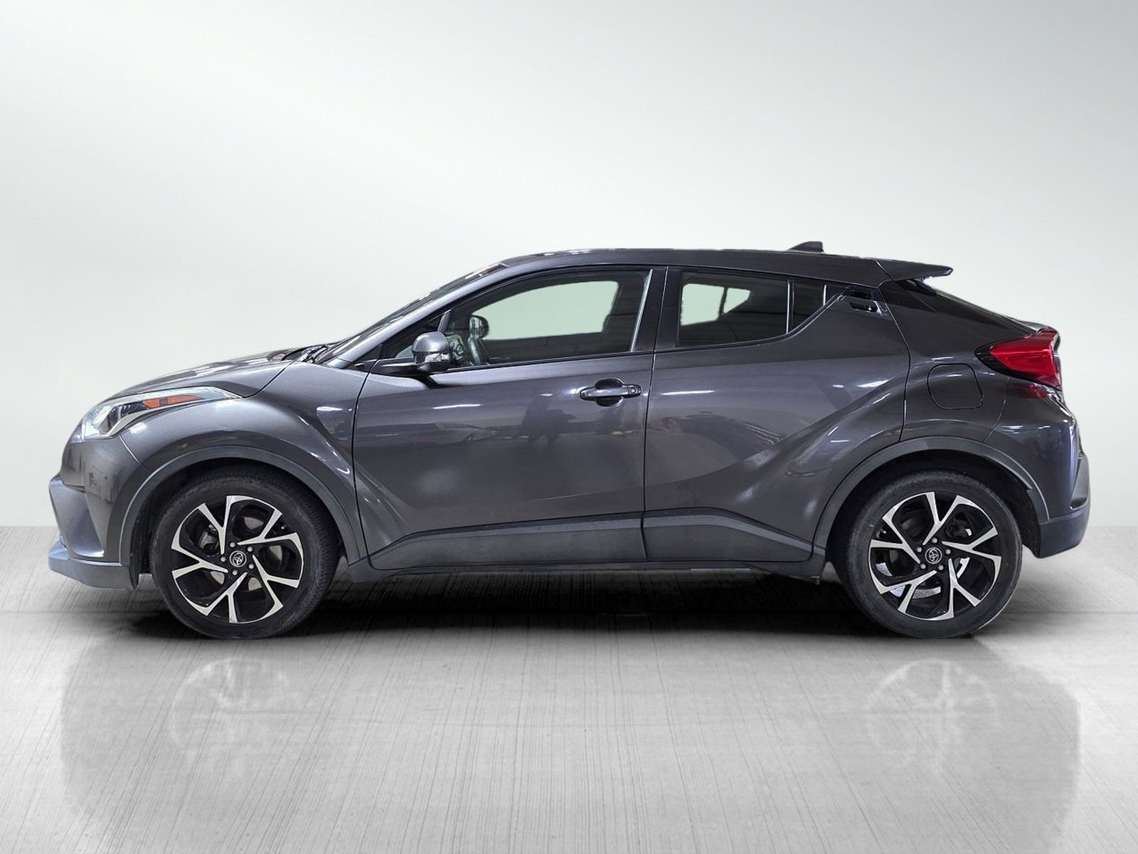 Used 2018 Magnetic Gray Metallic Toyota XLE image 4