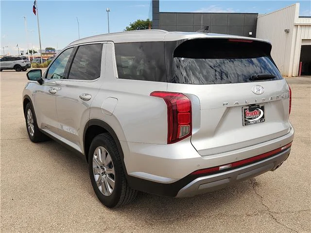 Used 2025 Silver Hyundai SEL Front-Wheel Drive image 3