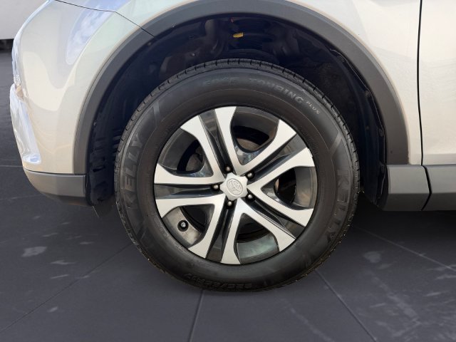 Used 2018 Silver Toyota LE image 42