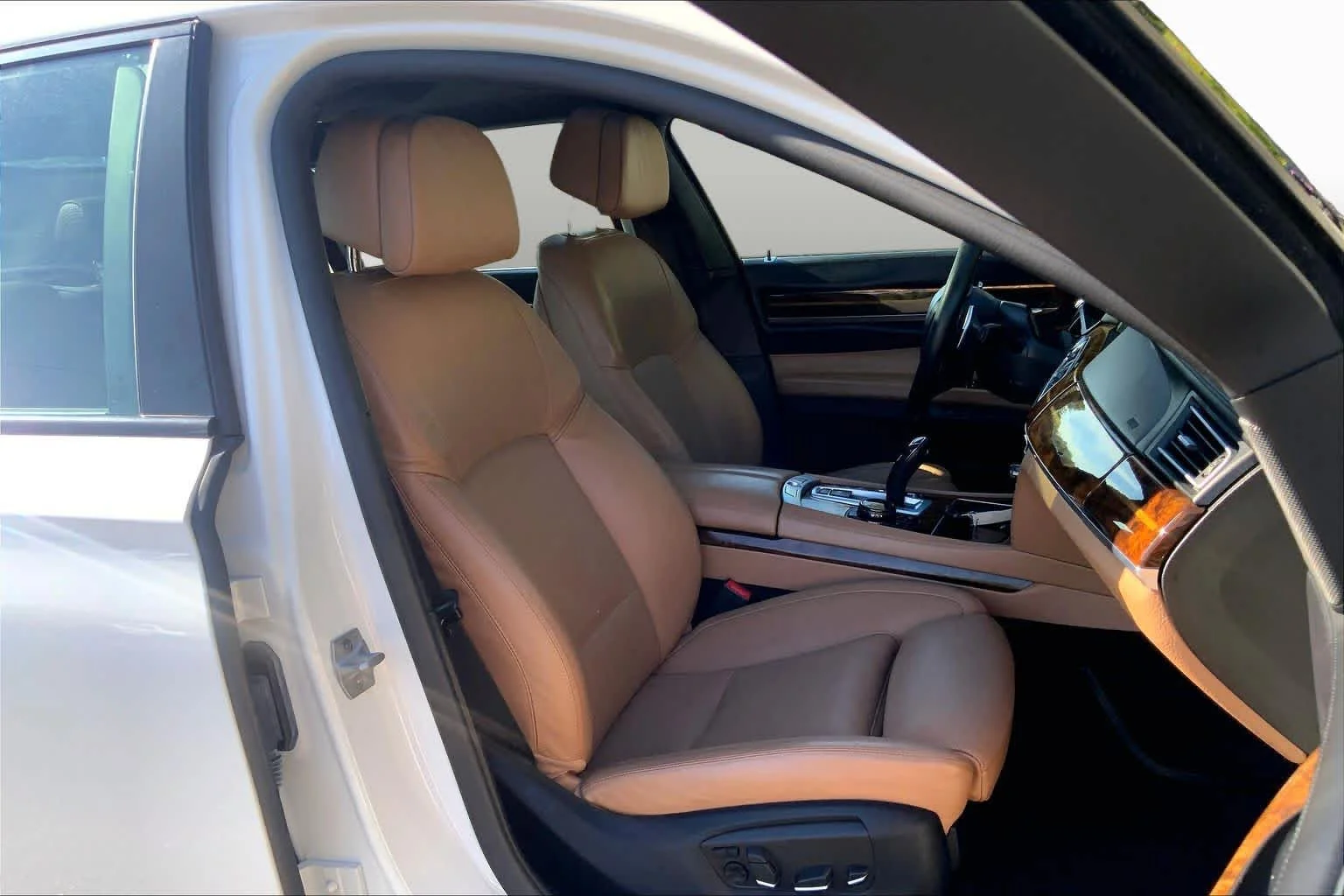 Used 2015 Alpine White BMW 750Li xDrive image 8