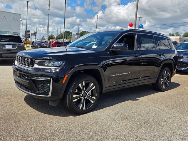 New 2027 High-Gloss Black Paint Jeep Limited image 3