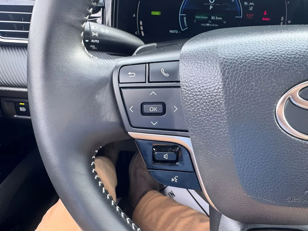 Used 2025 Ice Cap Toyota SE image 18