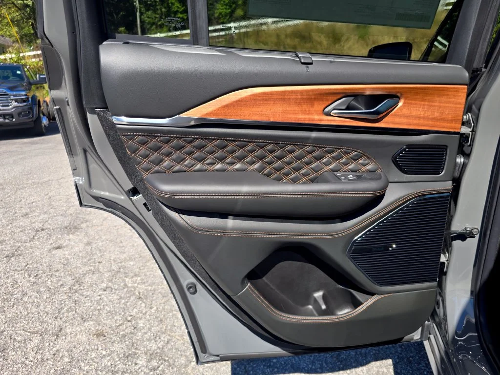 New 2027 Gray Jeep Summit image 37