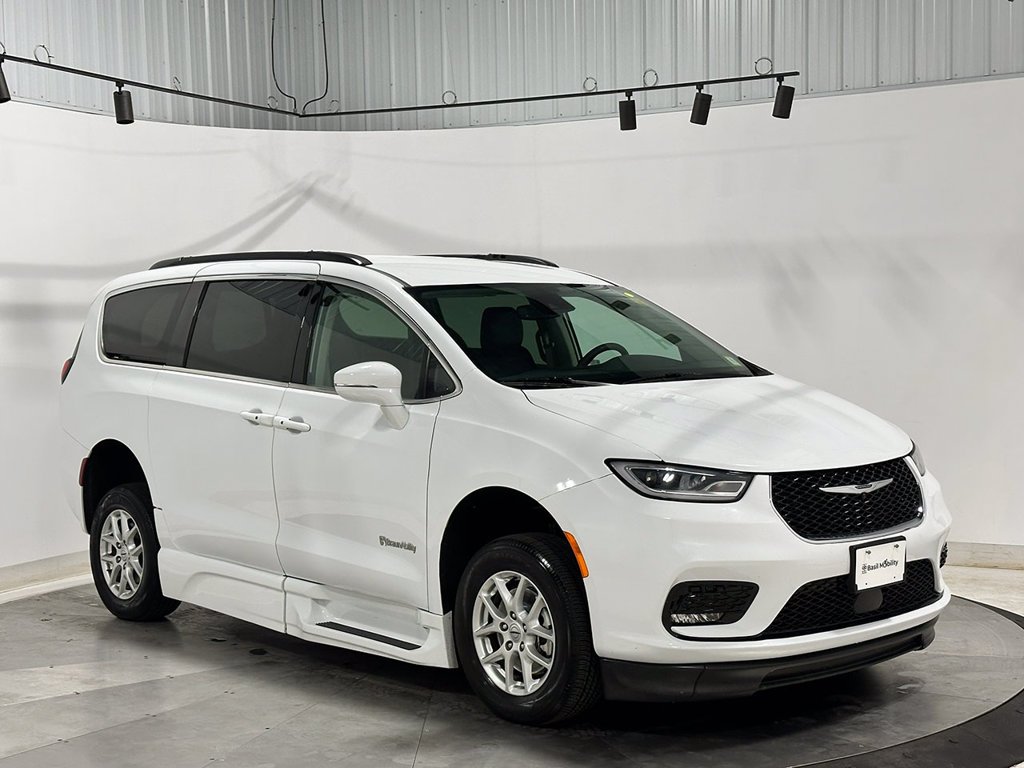 Used 2022 White Chrysler Wheelchair Accessible-Touring L image 13