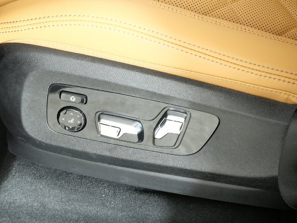 New 2026 Black Sapphire Metallic BMW xDrive50e image 39